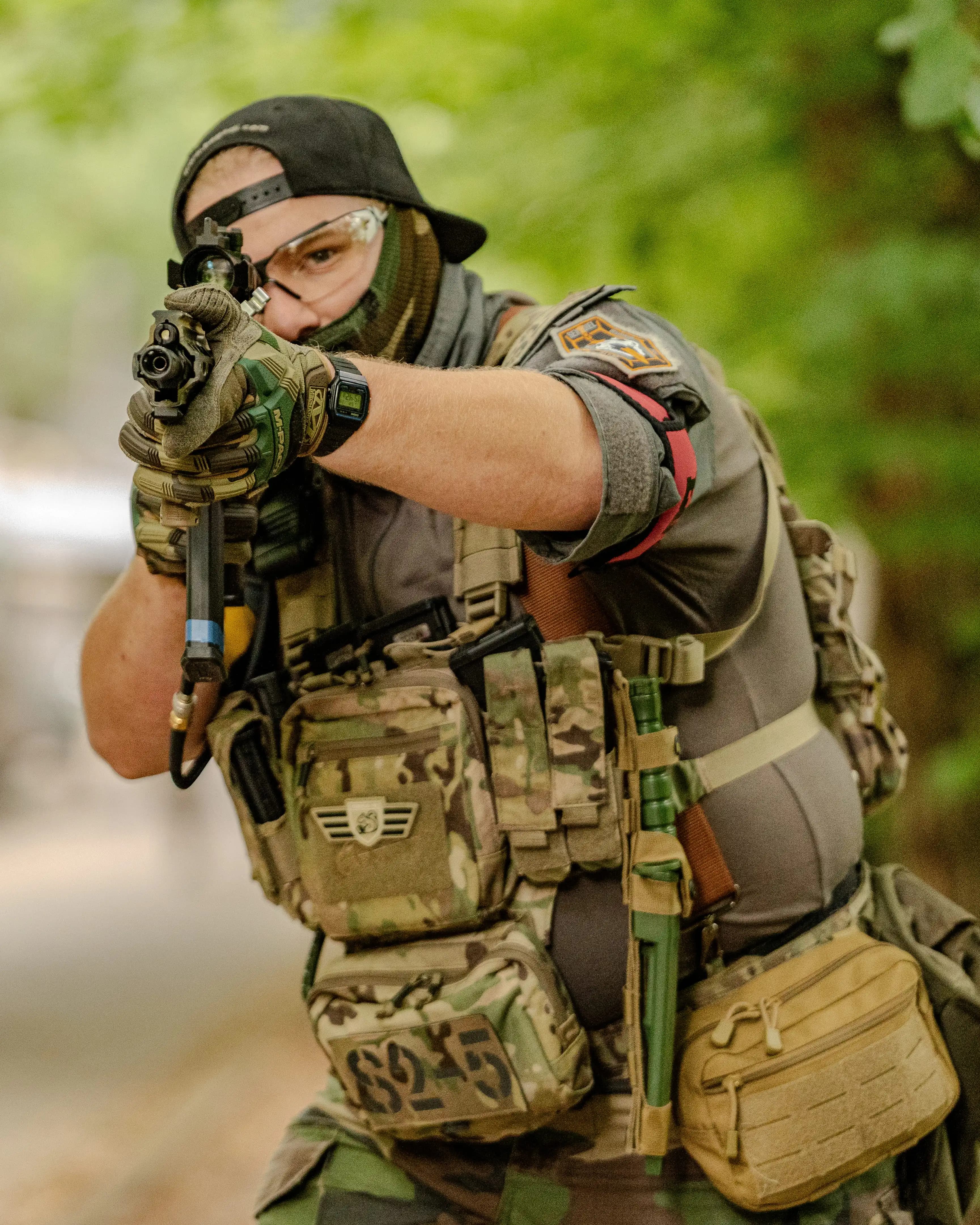 Airsoft-Fotograf hält einen Spieltag in einer dynamischen Aufnahme fest